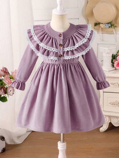 少女甜美灯芯绒连衣裙，圆领，多层荷叶边领口配白色蕾丝花边，正面有 3 颗棕色纽扣，腰部收紧设计，喇叭袖，适合休闲日常穿着、生日派对、幼儿园活动、秋冬