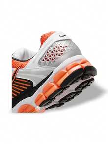 Nike Giày chạy bộ Zoom Vomero 5 cho nam, đế giữa đệm tổng hợp nhẹ, thoáng khí, màu sắc hiện đại, hỗ trợ chạy bộ, cam, trắng, bạch kim, đen FB9149-800 - Đen/Cam - Xem 6