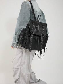 Mochila de estilo punk con pespunte de remaches - Un elemento esencial diario que combina rebeldía y practicidad. Esta mochila negra, centrada en la estética punk, está elaborada en texturizado para crear un Body tridimensional.