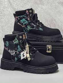 Botas para hombres, nuevo estilo británico casual de otoño/invierno con suela gruesa, zapatos de caña alta, botas de trabajo con decoración de flecos para motocicleta