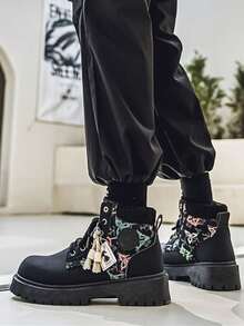 Botas para hombres, nuevo estilo británico casual de otoño/invierno con suela gruesa, zapatos de caña alta, botas de trabajo con decoración de flecos para motocicleta