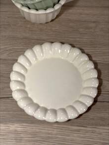 Minimalistischer Retro-Stil Keramik Kaffeetassen- & Untertassen-Set, mit elegantem geschwungenem Körper, cremig-glatter Oberflächenstruktur, kombiniert mit klassischer Latte-Tassen-Form, kann leicht Milch, Latte, schwarzen Tee und andere Getränke aufnehmen, ein derzeit beliebter Retro-Tassen- und Untertassen-Stil, der Ihrem täglichen Nachmittagstee besonderen Charme verleiht.