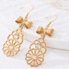 Conjunto de joyas para mujer en tono dorado. Collar con colgante hueco de circonita + pendientes a juego con circonita. Acabado brillante con incrustaciones de circonita y artesanía hueca exquisita, con un toque elegante y de alta gama. El tono dorado favorece los tonos de piel. Elegante y adecuado para el uso diario, citas y fiestas. Un solo conjunto cubre todas las ocasiones, un regalo perfecto para novias, festividades y temporada nueva. Puede lograr fácilmente un aspecto maduro y elegante, elevando instantáneamente la estética refinada.