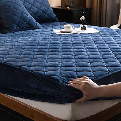 3件套藏蓝色水晶绒绗缝柔软床上用品套装（1个床笠+2个枕套），适用于卧室和客房，可机洗，四季皆宜