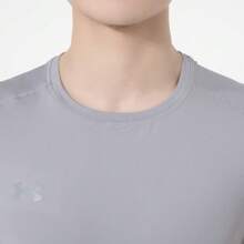 قميص رياضي بياقة طاقم قصير الأكمام من أندر أرمور للرجال، موديل 2026 الجديد للجري واللياقة البدنية والتدريب، قماش منسوج قطني منفذ للهواء، 23500506-011