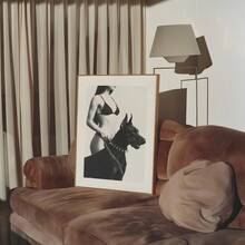 1 pieza Impresión sin marco de modelo de moda en blanco y negro y Doberman, arte de pared urbano con estética de estilo callejero, póster moderno vintage para dormitorio, sala de estar, regalo de retrato de animal monocromo, decoración de habitación Funkyposters