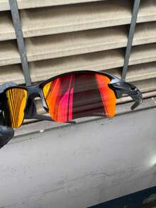 Flak-todo preta com rubi escuro