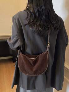 Modische und vielseitige Damen Halbmond-förmige einfache und lässige Schultertasche und Umhängetasche, mit Reißverschluss, aus Wildleder und Leder Materialmix, verstellbarer Schultergurt, geeignet für Pendeln, Einkaufen, Reisen und Ausgehen.