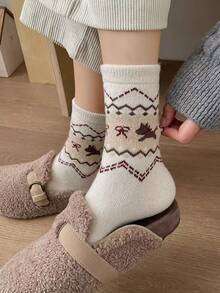 Damen Winter Socken warm, dick gestrickt, weich, vintage, lässig, Crew Socken. Warme, nicht abfärbende, weiche Schlaf-Strumpfwaren mit Fair Isle Muster. Strapazierfähige, bequeme Stricksocken für Zuhause als Grundausstattung für Damen. Dicke & warme Socken für Damen zum Tragen mit Schneestiefeln oder Knöchelboots.