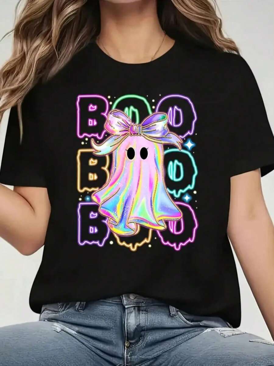 Playera Negra Oversize para Mujer con Estampado de Fantasmita Iridiscente con Moño Multicolor y Letras "BOO" en Estilo Neón, Diseño Divertido y Brillante Inspirado en Halloween con Toque Kawaii y Estilo Casual Festivo Perfecto para la Temporada Otoñal - Negro - Ver 1