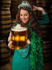 1/5件装人造彩色羽毛围巾，6.6英尺长，女士羽毛围巾，适合舞蹈、婚礼、派对、万圣节、舞台装饰、节日派对头饰、服装配饰、围巾装饰，是生日派对、万圣节、圣诞节、赛车、下午茶、新年夜、音乐会和家居装饰、舞蹈婚礼、舞台表演、嘉年华服装和配饰、派对用品的理想之选。 - 彩色 - 查看 2