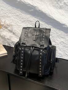 Mochila de estilo punk con pespunte de remaches - Un elemento esencial diario que combina rebeldía y practicidad. Esta mochila negra, centrada en la estética punk, está elaborada en texturizado para crear un Body tridimensional.