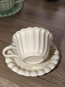 Minimalistischer Retro-Stil Keramik Kaffeetassen- & Untertassen-Set, mit elegantem geschwungenem Körper, cremig-glatter Oberflächenstruktur, kombiniert mit klassischer Latte-Tassen-Form, kann leicht Milch, Latte, schwarzen Tee und andere Getränke aufnehmen, ein derzeit beliebter Retro-Tassen- und Untertassen-Stil, der Ihrem täglichen Nachmittagstee besonderen Charme verleiht.