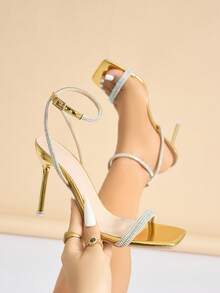 Sandales à talons hauts pour femme, une bride, entièrement ornées de strass, bout carré, fine boucle ornée de strass scintillants, talons aiguilles à la mode en plaqué or brillant, idéales pour le printemps/été, les soirées, les expositions d'art en plein air, la rue, les banquets haut de gamme, matériau en feuille de haute qualité, sandales à talons hauts dorées à la mode et élégantes.