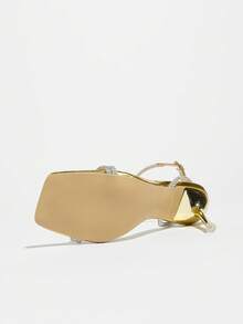 Sandales à talons hauts pour femme, une bride, entièrement ornées de strass, bout carré, fine boucle ornée de strass scintillants, talons aiguilles à la mode en plaqué or brillant, idéales pour le printemps/été, les soirées, les expositions d'art en plein air, la rue, les banquets haut de gamme, matériau en feuille de haute qualité, sandales à talons hauts dorées à la mode et élégantes.