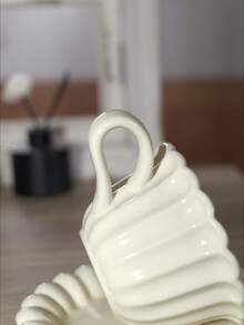 Minimalistischer Retro-Stil Keramik Kaffeetassen- & Untertassen-Set, mit elegantem geschwungenem Körper, cremig-glatter Oberflächenstruktur, kombiniert mit klassischer Latte-Tassen-Form, kann leicht Milch, Latte, schwarzen Tee und andere Getränke aufnehmen, ein derzeit beliebter Retro-Tassen- und Untertassen-Stil, der Ihrem täglichen Nachmittagstee besonderen Charme verleiht.