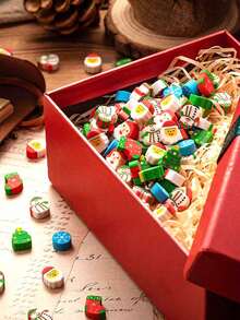 100 piezas - Borradores miniatura de Navidad, perfectos para niños, vendidos a granel. Borradores de novedad adorables con formas de borradores de lápiz que presentan a Papá Noel, muñecos de nieve y calcetines. Ideal como recuerdos de fiesta de Navidad o recompensas por trabajos escolares en casa. Excelente para llenar los calcetines de Navidad (extremadamente pequeño, no compre si el tamaño es una preocupación).