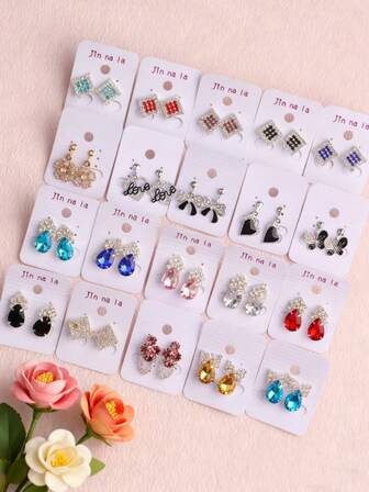 8 pares de clips de oreja de moda para mujeres con diamantes de imitación brillantes y coloridos, lazos, formas de gota de agua y otros elementos. Regalos exquisitos y populares para uso diario y fiestas, que incluyen accesorios de joyería.