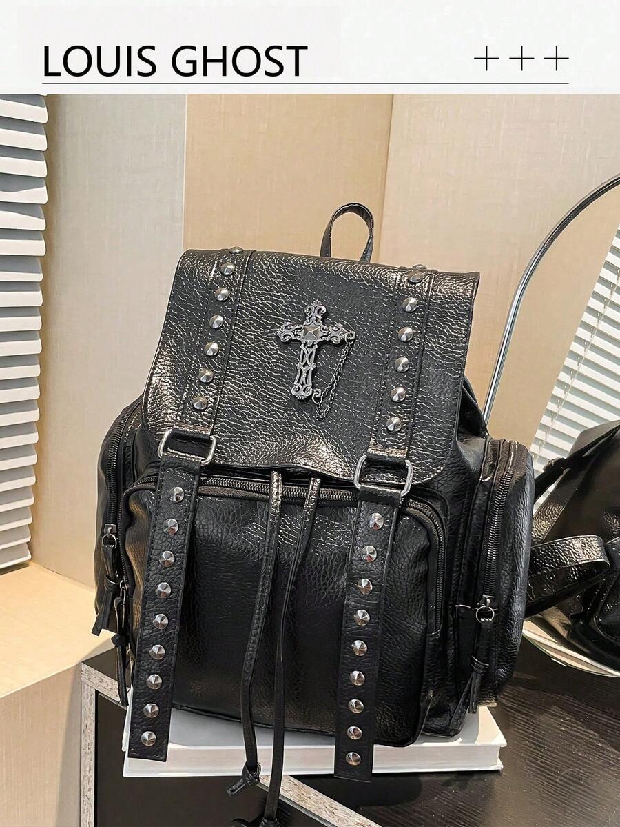 Mochila de estilo punk con pespunte de remaches - Un elemento esencial diario que combina rebeldía y practicidad. Esta mochila negra, centrada en la estética punk, está elaborada en texturizado para crear un Body tridimensional.