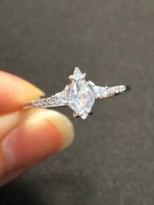 Anillo de mujer de plata de ley 925 con diseño geométrico único incrustado de circonita cúbica, joyería de moda y personalizada para que las mujeres lo luzcan en fiestas y reuniones