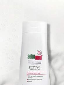 Sebamed Shampoo para uso diário 400 ml, espuma fina, limpeza suave, cuidado com o couro cabeludo, suaviza os cabelos, fórmula levemente ácida com pH 5,5, ajuda a manter a saúde do couro cabeludo, adequado para couro cabeludo sensível. 400 ml/13,53 fl.Oz