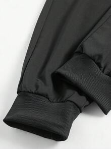 男士纯色简约百搭针织裤，十字印花，时尚有型，适合运动和休闲场合，款式多样，穿着舒适。女士们可以买来送给男友或丈夫，这将是一份很棒的礼物。