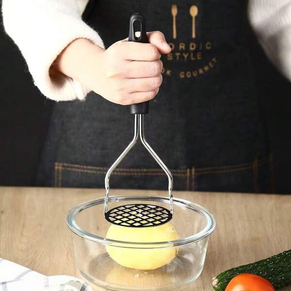 Klassischer Silber & Schwarz Kartoffelpresse, gebogener Griff, rutschfest, dickes Metall Material, manuelles schnelles Stampfen, praktisch für den Hausgebrauch beim Kochen, Familienfeiern, Festtagsmahlzeiten, Herbst/Winter Komfortgerichte, Kartoffeln, Süßkartoffeln, Kürbisse