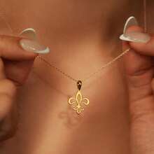 Stainless Steel Classic Queen Style Necklace For Women Fleur De Lis Pendant Necklace Gift For Her - Vòng cổ 1 - Xem 1