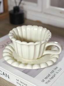 Minimalistischer Retro-Stil Keramik Kaffeetassen- & Untertassen-Set, mit elegantem geschwungenem Körper, cremig-glatter Oberflächenstruktur, kombiniert mit klassischer Latte-Tassen-Form, kann leicht Milch, Latte, schwarzen Tee und andere Getränke aufnehmen, ein derzeit beliebter Retro-Tassen- und Untertassen-Stil, der Ihrem täglichen Nachmittagstee besonderen Charme verleiht.