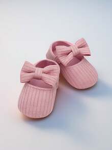 1双可爱蝴蝶结装饰舒适平底鞋，适合幼儿