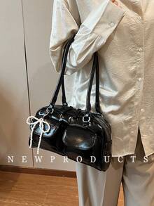 1 件 CHAIKA & KILTER 纯色亮面 PU 皮革单肩包，女士时尚多口袋大容量波士顿保龄球包，拉链开合，适合日常和户外使用（与吊坠一起出售）