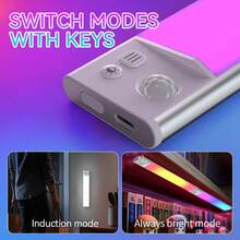 ضوء خزانة مغناطيسي قابل للشحن بمنفذ USB من سبيكة الألومنيوم، ضوء ليلي بمستشعر حركة RGB، وضعي إضاءة ملونة وإضاءة دافئة، قابل للتعتيم، مناسب لإضاءة غرفة النوم والمطبخ والممرات