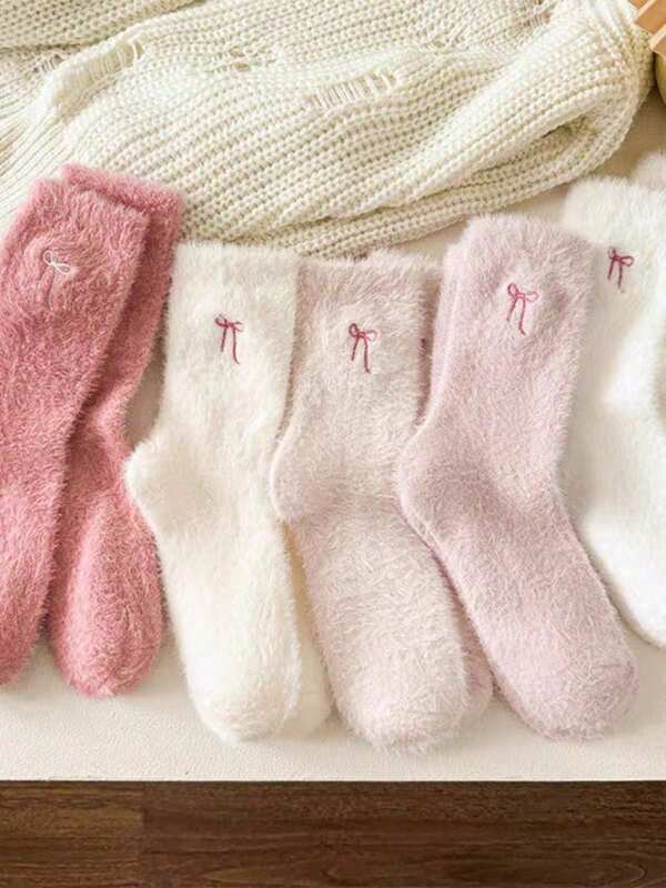 2 Paar rosa flauschige Damen Crew Socken, herzförmige warme Socken, weich und bequem, geeignet für Herbst und Winter, zufällige Farben
