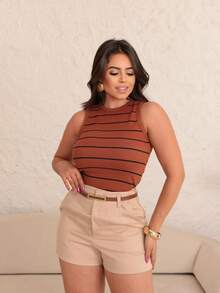 Conjunto Feminino Elegante com Short ZRA Alfaiataria e Regata em Ribana – Look Sofisticado para o Dia e Noite. - Marrom Listrado - Visão 3