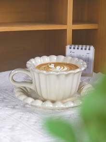 Minimalistischer Retro-Stil Keramik Kaffeetassen- & Untertassen-Set, mit elegantem geschwungenem Körper, cremig-glatter Oberflächenstruktur, kombiniert mit klassischer Latte-Tassen-Form, kann leicht Milch, Latte, schwarzen Tee und andere Getränke aufnehmen, ein derzeit beliebter Retro-Tassen- und Untertassen-Stil, der Ihrem täglichen Nachmittagstee besonderen Charme verleiht.