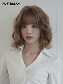 NAMM 14英寸女士短卷发假发 - 时尚简约波浪刘海假发，渐变金色，深色发根，柔软丝滑，耐热合成纤维材质，适合日常佩戴，完美适用于节日、音乐节、庆典、樱花节、派对、街头服饰及摄影等场合。 - 棕色 - 查看 5