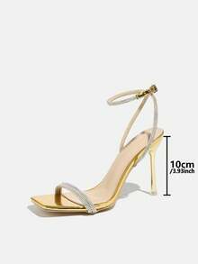 Sandales à talons hauts pour femme, une bride, entièrement ornées de strass, bout carré, fine boucle ornée de strass scintillants, talons aiguilles à la mode en plaqué or brillant, idéales pour le printemps/été, les soirées, les expositions d'art en plein air, la rue, les banquets haut de gamme, matériau en feuille de haute qualité, sandales à talons hauts dorées à la mode et élégantes.