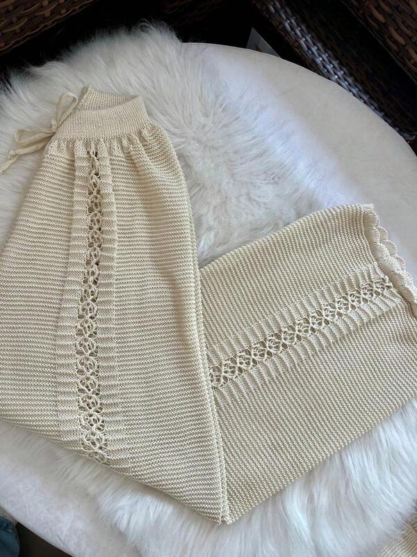 Calça de Tricô Vazada: Elegância Fluida para Seus Dias de Sol!