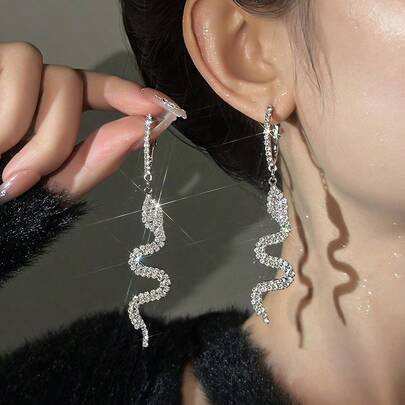 زوج من أقراط أنيقة مزينة بالراين ستون والشرابات على شكل ثعبان