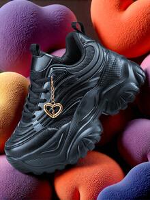 Tênis Casuais de Moda Feminina com Salto de 7cm e Decoração de Pingente de Coração de Metal 3D, Sola Grossa de EVA para Uso Externo, Absorção de Impacto, Antiderrapante, Sapatos Casuais Pretos de Bico Redondo com Cadarço, Malha Respirável, Adequado para Estudantes Universitários, Adolescentes, Uso Diário, Encontros, Exercícios, Escritório