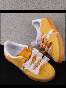 Nastro di pizzo adatto per scarpe a T-bar, stile balletto, lacci decorativi per personalizzare scarpe sportive e da ginnastica, bordino di pizzo bianco (scarpe non incluse) - Bianco - Visualizzare 8