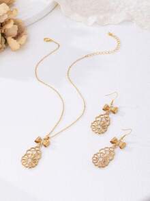 Conjunto de joyas para mujer en tono dorado. Collar con colgante hueco de circonita + pendientes a juego con circonita. Acabado brillante con incrustaciones de circonita y artesanía hueca exquisita, con un toque elegante y de alta gama. El tono dorado favorece los tonos de piel. Elegante y adecuado para el uso diario, citas y fiestas. Un solo conjunto cubre todas las ocasiones, un regalo perfecto para novias, festividades y temporada nueva. Puede lograr fácilmente un aspecto maduro y elegante, elevando instantáneamente la estética refinada.