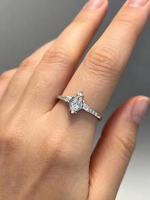 Anillo de mujer de plata de ley 925 con diseño geométrico único incrustado de circonita cúbica, joyería de moda y personalizada para que las mujeres lo luzcan en fiestas y reuniones