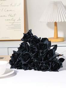 1/5 Ramos de rosas negras simuladas. En el estilo de fotografía gótico y oscuro. Para decoración de boda, decoración de habitación, decoración de fiesta como un accesorio para tomar fotos, para arreglar flores en jarrones, decoración del hogar y decoraciones del Día de San Valentín. Estas son flores artificiales muy realistas. No se incluyen los jarrones, pero se proporcionan los accesorios del ramo.