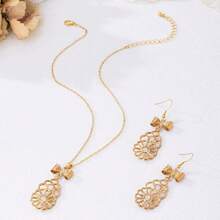 Conjunto de joyas para mujer en tono dorado. Collar con colgante hueco de circonita + pendientes a juego con circonita. Acabado brillante con incrustaciones de circonita y artesanía hueca exquisita, con un toque elegante y de alta gama. El tono dorado favorece los tonos de piel. Elegante y adecuado para el uso diario, citas y fiestas. Un solo conjunto cubre todas las ocasiones, un regalo perfecto para novias, festividades y temporada nueva. Puede lograr fácilmente un aspecto maduro y elegante, elevando instantáneamente la estética refinada.