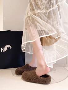 Papuci pufoși cu talpă groasă pentru femei, cu vârful închis, pentru exterior, toamnă/iarnă, sandale pufoase pentru femei mici, papuci de interior/birou, toc de 4 cm, mărimea 35-40 - cafea maro - Vizualizare 3