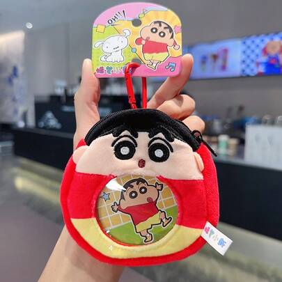 蜡笔小新毛绒徽章包 - 附小新和白，可爱动漫柔软毛绒包，便携式徽章斜挎包，轻便，适合儿童和成人，优质毛绒面料，耐用拉链/缝线，宽敞可放置手机/钥匙/钱包，卡通印花，非常适合外出/旅行/上学，送给小新粉丝的礼物，跨境热门动漫配饰，易于携带和搭配服装