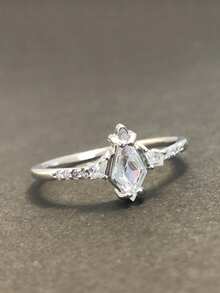 Anillo de mujer de plata de ley 925 con diseño geométrico único incrustado de circonita cúbica, joyería de moda y personalizada para que las mujeres lo luzcan en fiestas y reuniones