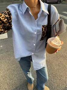 Camicia con maniche a righe blu e bianche, con stampa leopardata a patchwork, design unico della tasca, moda da strada - azzurro cielo - Visualizzare 3