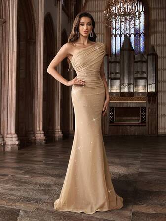 Temperament Charm Damklänningar med Asymmetrisk Halsringning och Heta Drillar i Strass